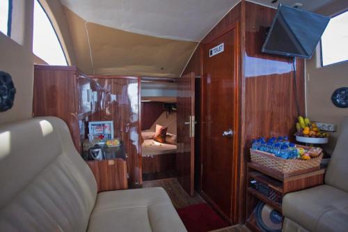 Private Yacht Trip Queen Ruizi 18 - 6