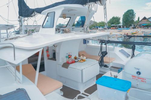 Private Sailing Catamaran by Aneecha - 8