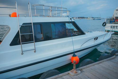 Private Boat Trip Karang Putih - 4
