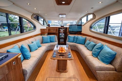 Charter Private Yacht Seven Blue di Jakarta - 9